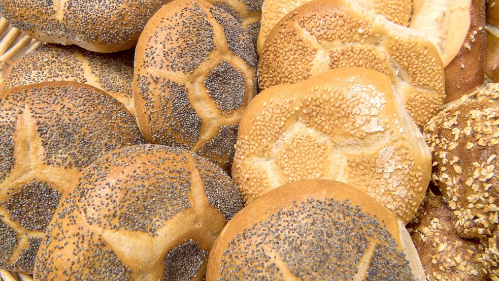 Welches Brötchen darf es sein? Die Bäcker halten große Vielfalt vor. Foto: Kneffel/DPA