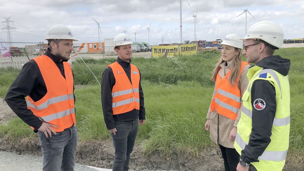 Die Amprion-Mitarbeiter Jonas Knoop (von links), Stefan Sennekamp, Alexandra Kropp und Janick Reineke stellten an der Baustelle für den Konverter im Petkumer Hammrich den aktuellen Stand der Planung vor. Foto: H. Müller