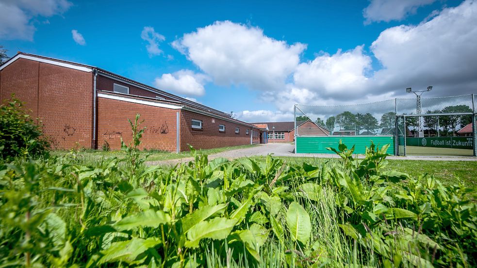 An die Turnhalle soll ein Gymnastikraum angebaut werden, der Kunstrasenplatz ist oll und wird erneuert. Foto: Cordsen