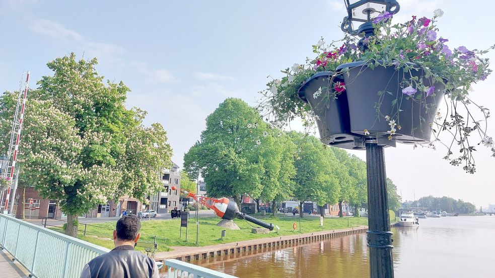 Von der Faldernbrücke aus schaut man auf die Straße „An der Bonnesse“. Hier sollen in Zukunft mehr Flusskreuzfahrtschiffe anlegen - und ein historischer Kran-Nachbau entstehen. Foto: Hanssen