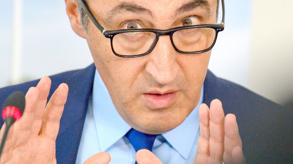 30 Jahre nach dem rassistischen Brandanschlag von Solingen mit fünf Toten erinnert sich Grünen-Politiker Cem Özdemir zurück an die Zeit und die Angst in der deutsch-türkischen Gemeinschaft: „Das waren Zustände, die man sich gar nicht vorstellen kann.“ Foto: dpa