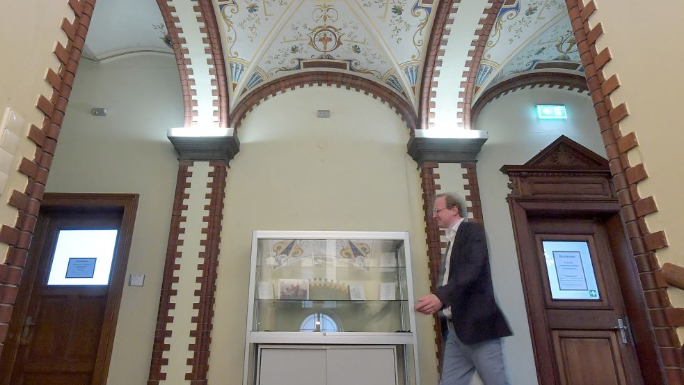 Schönes Mauerwerk, wenig schmuckvolle Vitrine mit noch weniger schönem Schränkchen. Auch für Architekt Arnd Vickers ein unbefriedigender Zustand. Foto: Ortgies