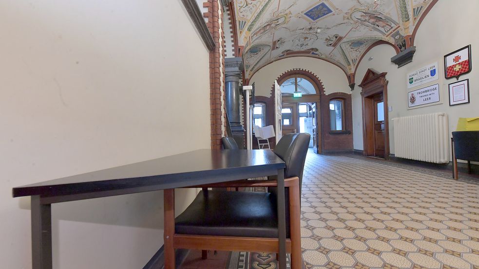 Die Eingangshalle des Historischen Rathauses ist wenig ansprechend möbliert. Foto: Ortgies