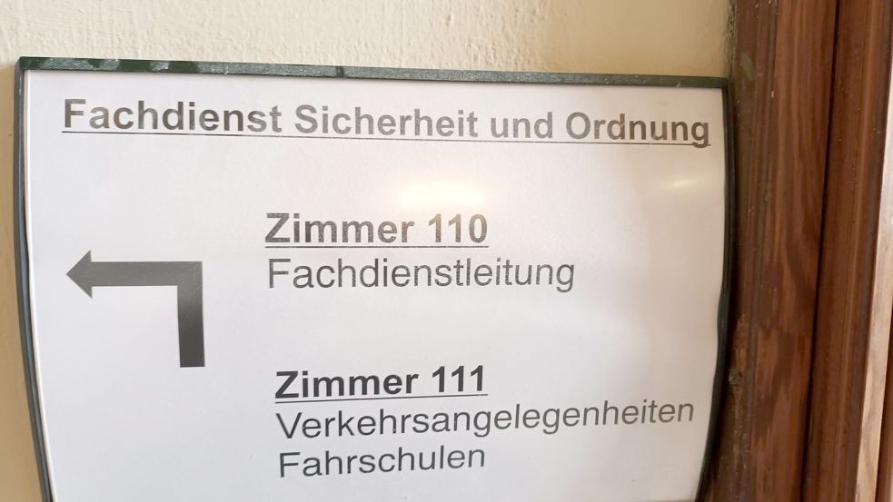 Drei Hinweisschilder auf einer Etage, jedes sieht anders aus. Foto: Mielcarek