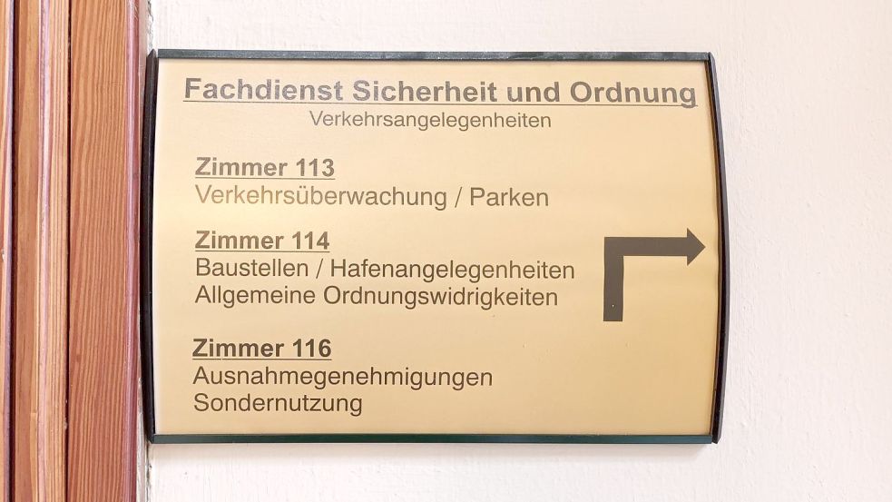 Drei Hinweisschilder auf einer Etage, jedes sieht anders aus. Foto: Mielcarek
