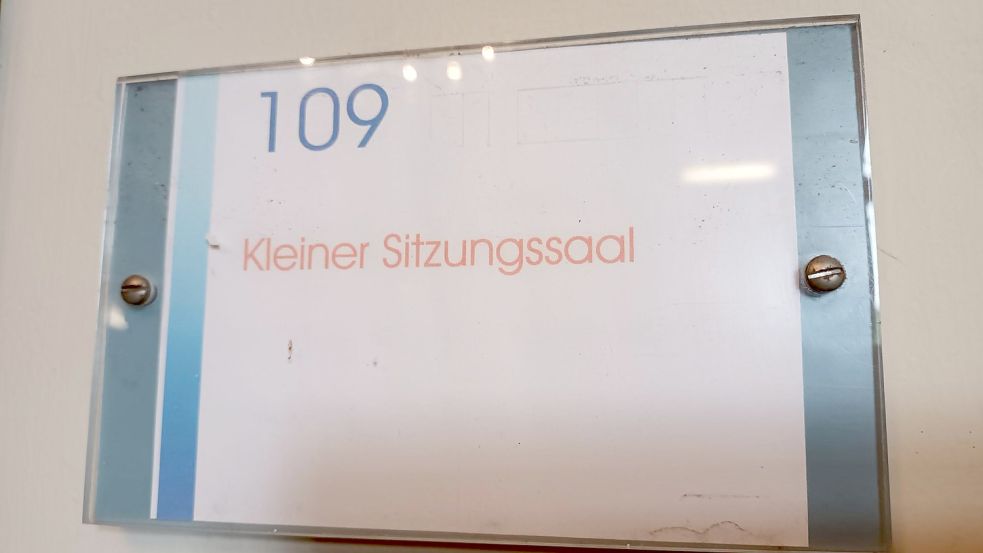 Drei Hinweisschilder auf einer Etage, jedes sieht anders aus. Foto: Mielcarek