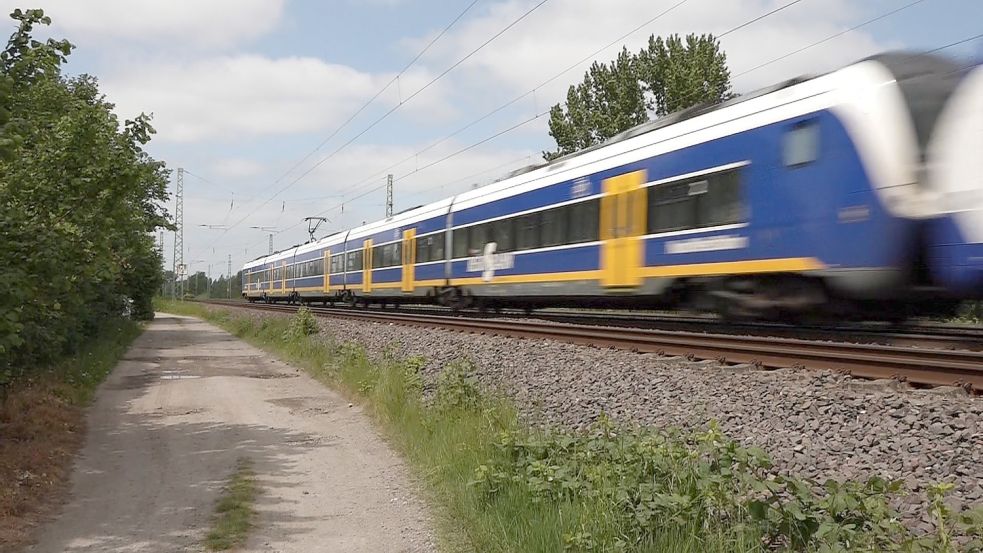 Auf dieser Strecke war die Nordwestbahn mit etwa 120 km/h unterwegs, als das Kind plötzlich auf die Gleise lief. Foto: Nord-West-Media TV