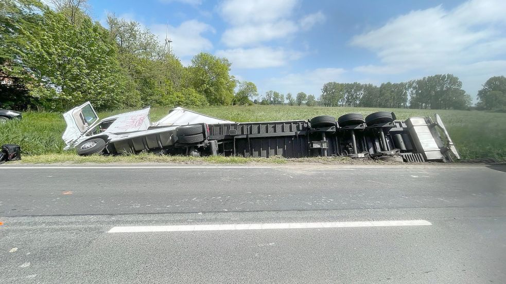 Erst wird der LKW entladen, dann geborgen. Foto: Polizeiinspektion Wilhelmshaven/Friesland