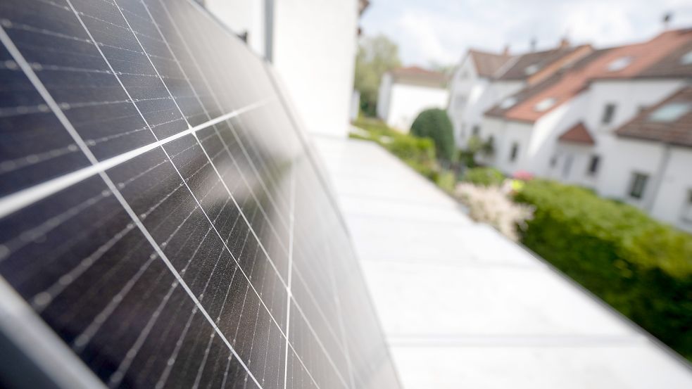 Mit einer kleinen Solaranlage auf dem Balkon kann man die eigene Stromrechnung senken. Foto: Sebastian Christoph Gollnow/dpa