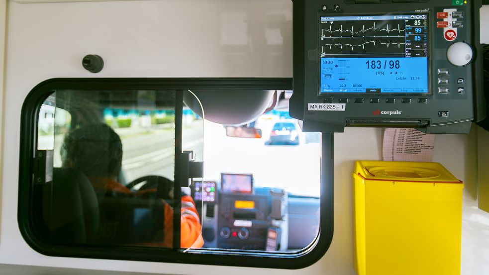 Wohin geht die Reise für ostfriesische Notfall-Patienten mit dem Rettungsdienst, wenn ostfriesische Kliniken ihre Intensivstationen für die Notfallversorgung abgemeldet haben? Symbolfoto: Philipp von Ditfurth/dpa