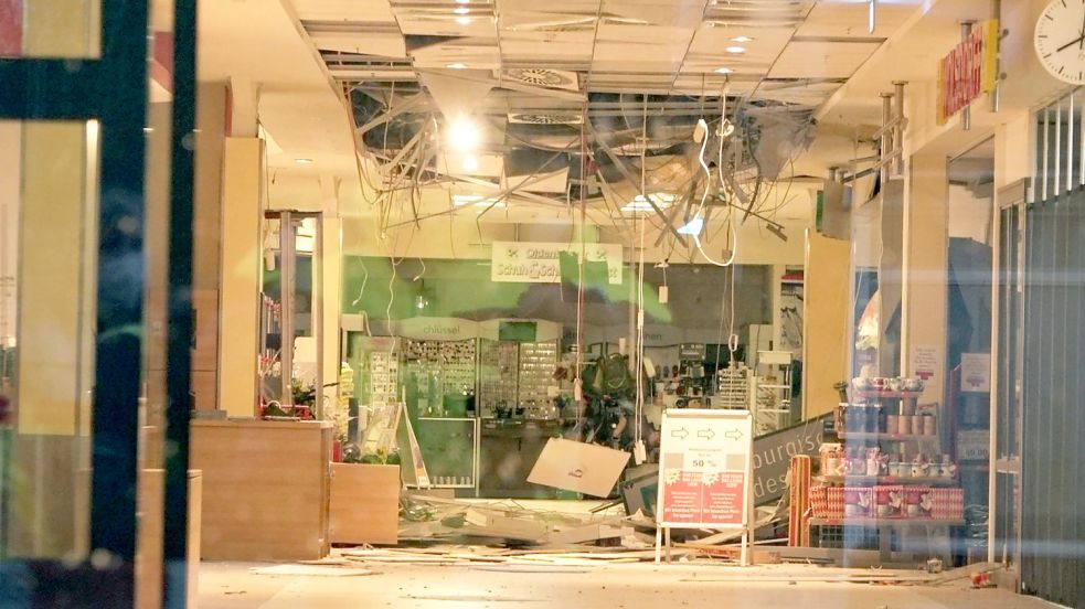 Ein Bild der Verwüstung: Kriminelle Banden haben Ende Januar dieses Jahres in einem Oldenburger Einkaufszentrum einen Geldautomaten in die Luft gejagt. Foto: van Elten/261News/DPA