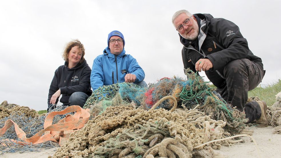 Räumen am Meeresboden auf (von links): Natalie Gielen, Timo Vierow und Derk Remmers. Im Vordergrund alte Netzreste, die aus der Nordsee geborgen wurden. Foto: Oltmanns