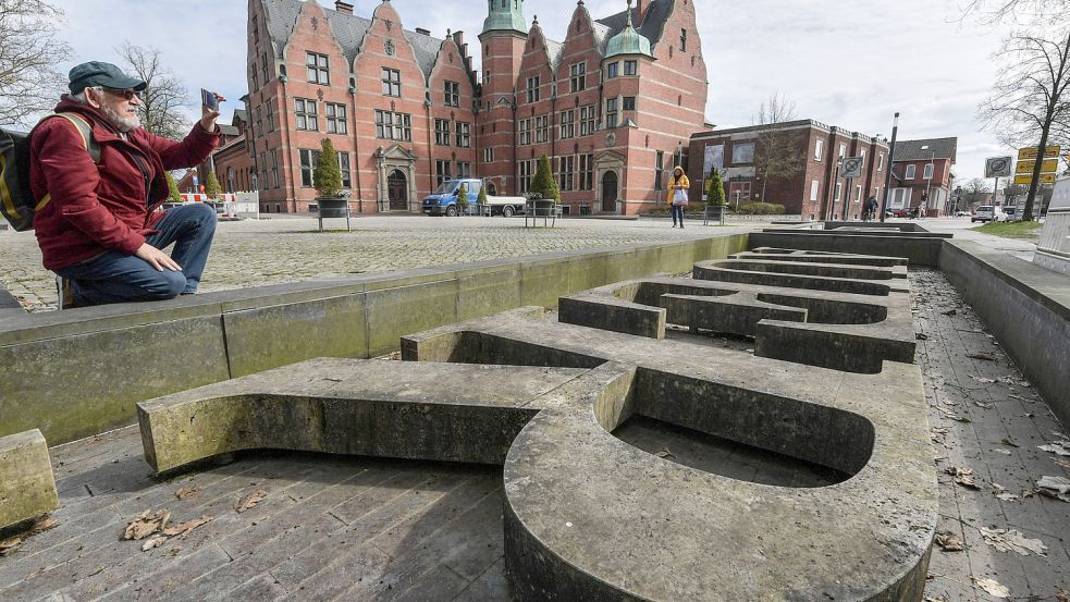 Lebensgroße Buchstaben aus Granit sind in den Hafenbecken montiert. Foto: Archiv/Ortgies