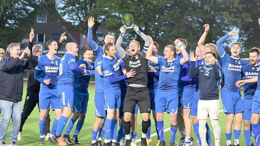 Nach dem 5:1-Sieg gegen Aurich erhielt der TuS die Meisterschale. Foto: Doden/Blomberg