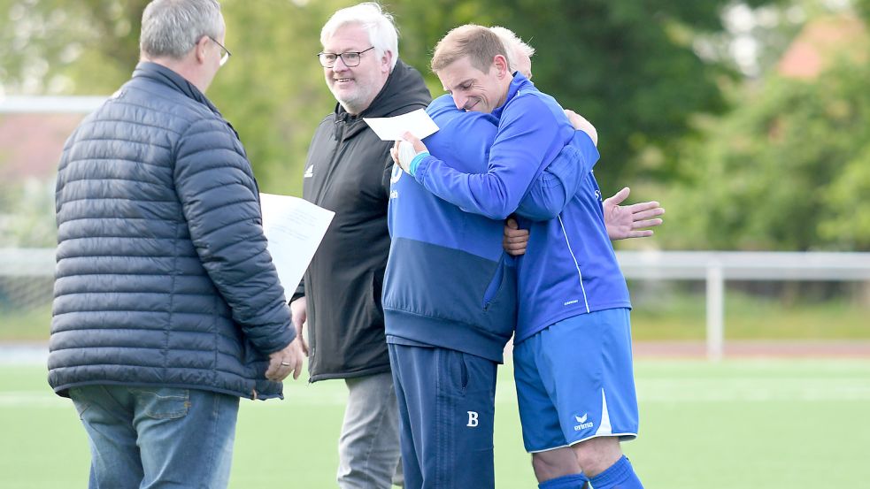 Marco Feddermann wurde emotional verabschiedet. Eike Janßen (von links), Holger Janssen und Heiko Feddermann würdigten die 25 beeindruckenden TuS-Jahre des nun 43-Jährigen. Foto: Doden/Blomberg