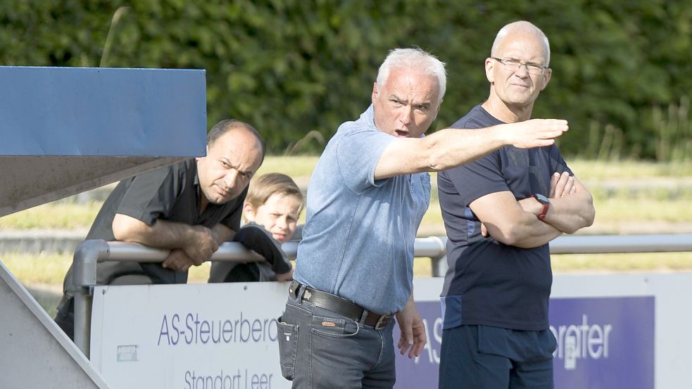 Der 2. Vorsitzende Ferhat Özdemir gab neben Trainer Arndt Watzema (rechts) wieder Anweisungen am Spielfeldrand. Foto: Doden/Emden