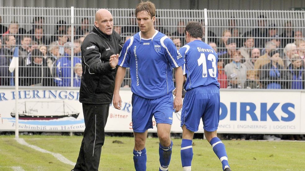 Markus Unger (Mitte) war einst in Emden Spieler unter Trainer Stefan Emmerling. Archivfoto: Doden