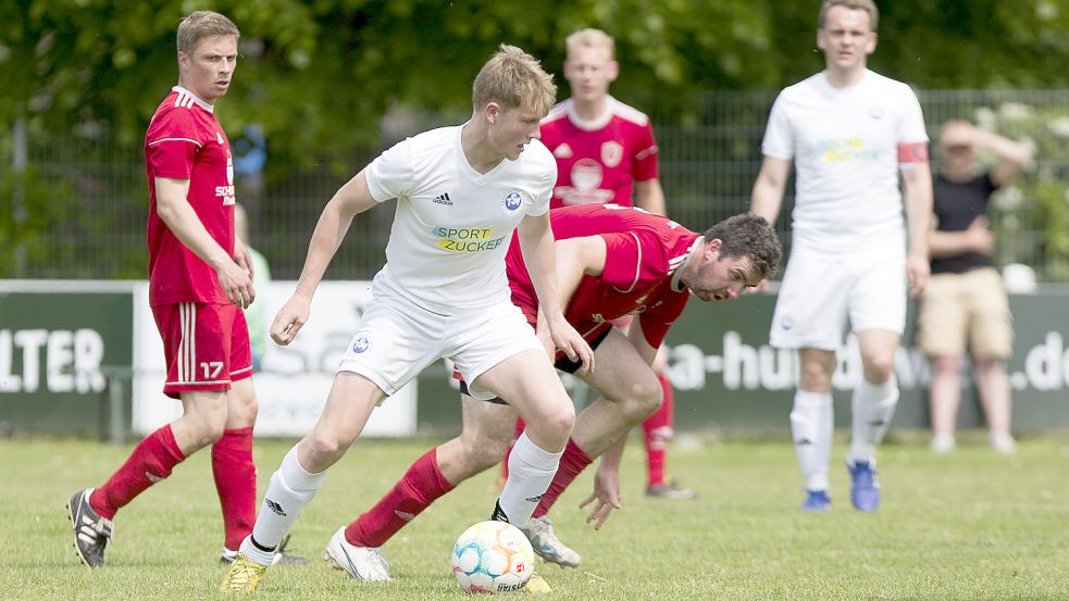 Der TSV Friesenstolz Riepe (weiße Trikots) mühte sich vor zehn Tagen zum 1:0-Erfolg über den SV Leybucht. Gegen Ihlow verzichtete der SVL auf Gegenwehr. Foto: Doden