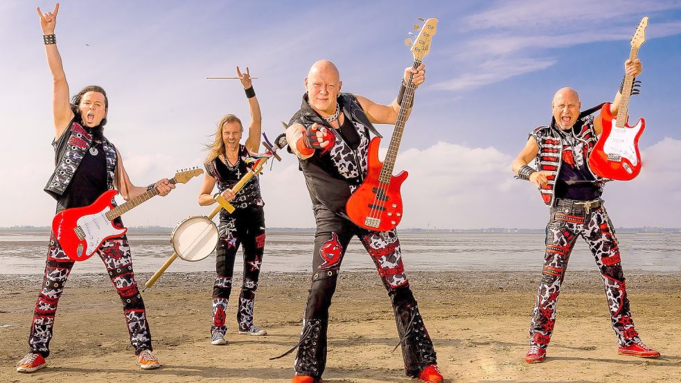 Die vier Musiker von United 4 posieren im Wattenmeer. Für ihre neue Single „An der Nordseeküste“ gingen sie sogar an Bord eines Krabbenkutters. Foto: United 4