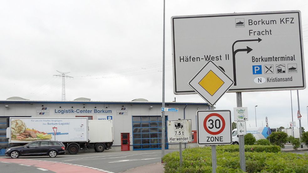 Am Schild zum Borkumkai ist die neue Fährverbindung vermerkt: mit dem „N“ für Norwegen und dem Zusatz „Kristiansand“. Foto: F. Doden