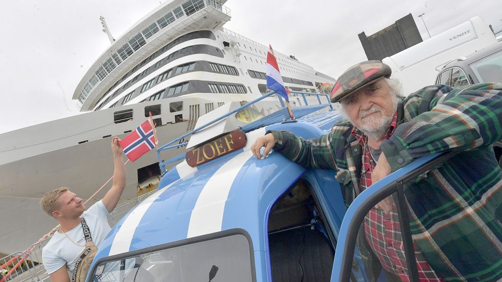 Joey (links) und Paul Richel aus den Niederlanden warteten am Donnerstag mit ihrer Ente darauf, aufs Schiff fahren zu können. Viele Niederländer nutzten die Fähre, die ab sofort regelmäßig zwischen Emden und Kristiansand pendelt. Foto: Ortgies