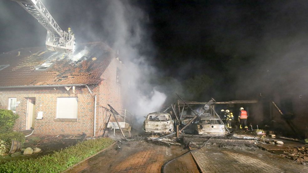 Die Carports im Keersmakerskamp brannten komplett ab. Auch die links angrenzende Doppelhaushälfte wurde unbewohnbar. Foto: Böning
