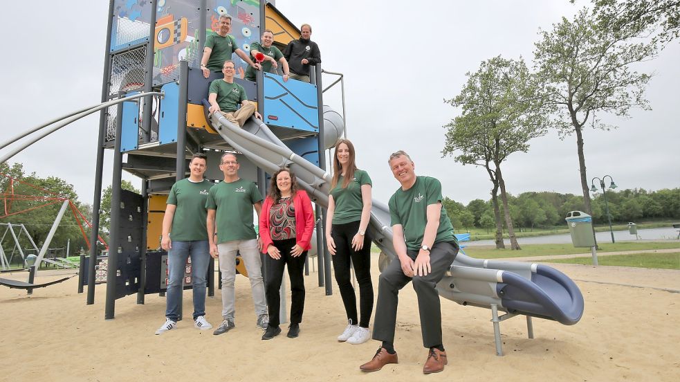 Das Team der Gemeinde Ihlow unter Leitung von Bürgermeister Arno Ulrichs (rechts) tritt zum Neustart des Ihler Meeres in neuen T-Shirts an. Dabei sind Melanie Wiegmann (Mitte unten) von der benachbarten Kita „Meerhuuske“ und Bernd Emkes (oben rechts) vom örtlichen Sportverein Eintracht Ihlow. Foto: Böning