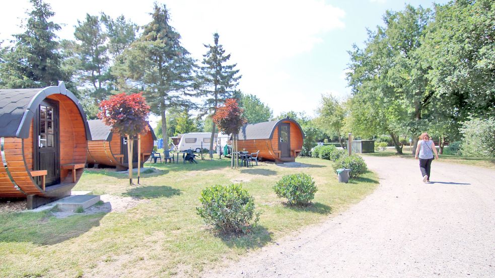 Am Falkensteinsee kann auf das Zelt verzichtet werden, hier gibt es kompakte Camping-Fässer mit Seeblick. Foto: Bettina Dogs-Prößler