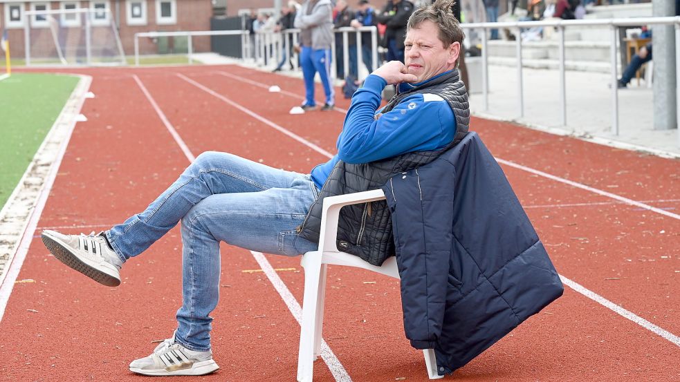 Esens-Trainer Ralf Backhaus (Foto) hat ebenso wie der Sportliche Leiter Rolf Pinkernell schon zig Gespräche mit potenziellen Neuzugängen geführt – und einige Absagen erhalten. Foto: Steenhoff