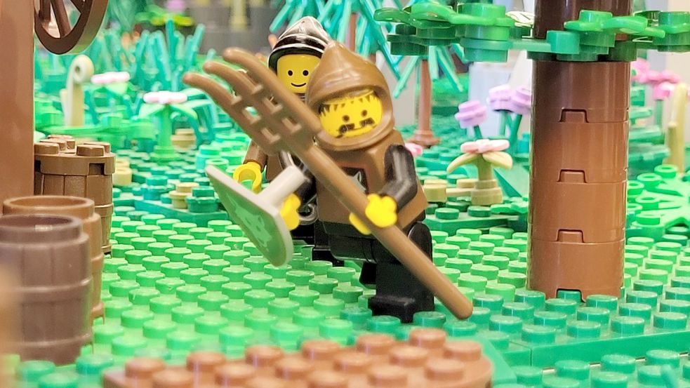Kleine Figuren auch für große Leute: Der Verein Bricks am Meer hat sich den Lego-Steinen verschrieben. Foto: Göbel