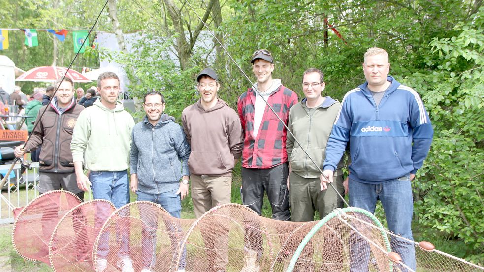 Der Vorstand des Sportfischervereins Borkum: Geerd Hülsenbusch (Gerätewart, von links), Markus Schnippa (2. Vorsitzender), Antimo Fusco (Schriftführer), Dirk Paffendorf (Gerätewart), Thorben Dannemann (Jugendwart), Andreas Schröder (Kassenwart) und der 1. Vorsitzende Henning Krolage. Auf dem Foto fehlen Stephan Bakker (Gewässerwart) und Patrick Hentschel (2. Gewässerwart). Foto: Ferber