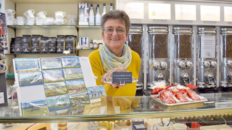 Bei Anke Brückmann von der Leeraner Confiserie bekommt man nicht nur Trüffel, sondern auch klassische Souvenirs wie zum Beispiel Cartoon-Magneten von Hösti. Foto: Hoppe