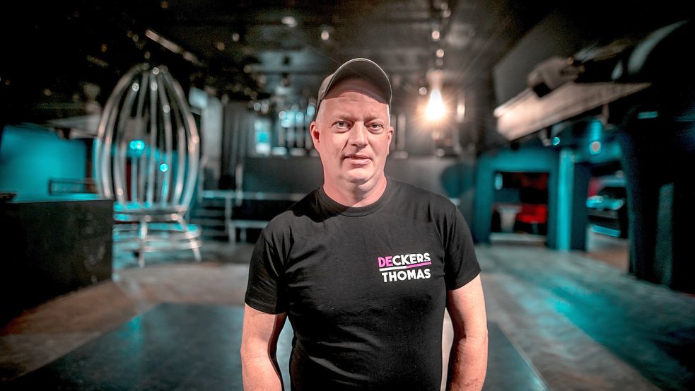 "Deckers"-Besitzer Thomas Gronewold auf der leeren Tanzfläche seiner Disco. Foto: Cordsen