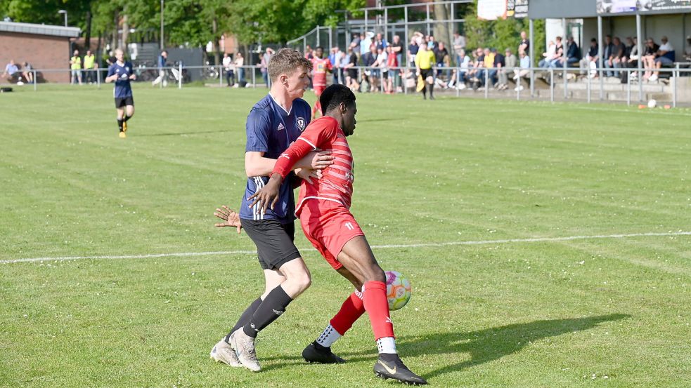 Die Auricher (rote Trikots) waren geschickt am Ball und hatten die Partie fest im Griff.