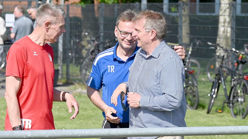 Drei Uwes auf einmal – und alle trainierten schon einmal Kickers Emden. Das Bild zeigt (von links) Aurich-Coach Uwe Groothuis, Jheringsfehn-Trainer Uwe Welzel und Uwe Langheim, der Zuschauer der Partie war.