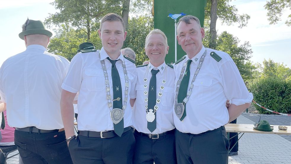 Die drei Schützen, die um den Titel Gemeindekönig kämpften: (von links nach rechts): Marc Neeland (Schützenkönig Ostrhauderfehn) und Heinz-Bernhard Röhrsch (Schützenverein „Eiche“ Idafehn), Olaf Timm (Schützenverein Holterfehn). Foto: Hinderks
