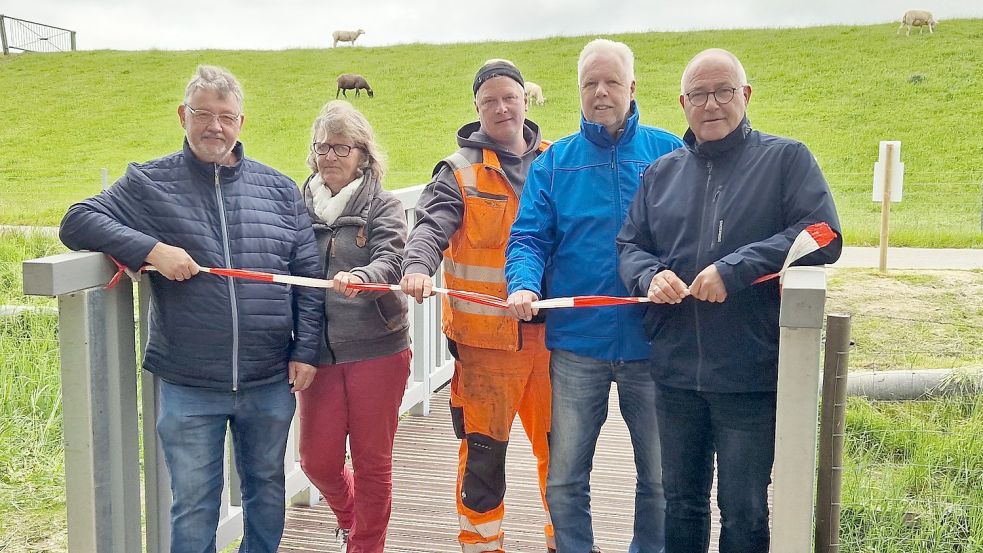 Günter Harms (SPD) von links, Ingrid Broß (Jemgum 21), Bauhofleiter Holger Woortmann, Ortsvorsteher Uwe Flink und Bürgermeister Hans-Peter Heikens haben die neue Brücke am Sportzentrum freigegeben. Foto: Gettkowski