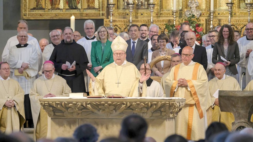 Großer Abschied: Im Dom feierten rund 800 Menschen am Sonntag einen Gottesdienst mit Franz-Josef Bode. Foto: Thomas Osterfeld