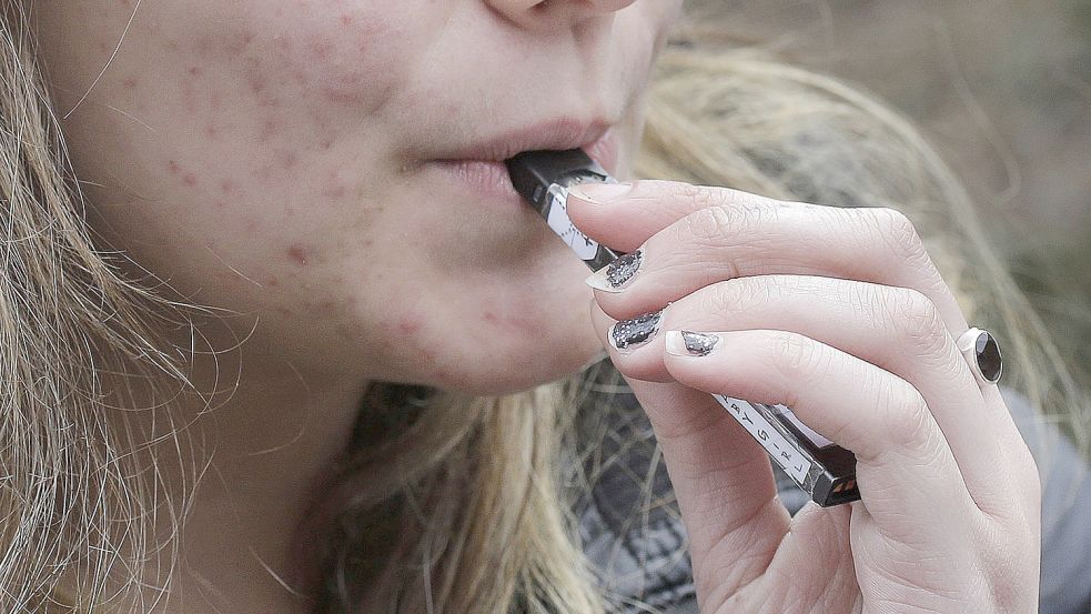 Einweg-E-Zigaretten sind bei Kindern und Jugendlichen offenbar sehr beliebt. Dabei sind sie nicht ungefährlich. Foto: Senne/AP/DPA