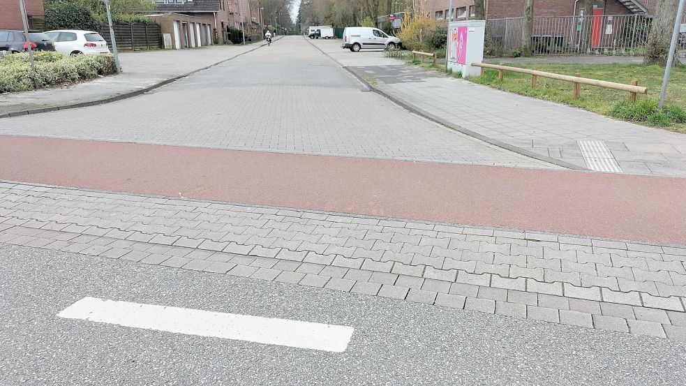 Der ADFC hat einen Radweg in Nordhorn fotografiert: Er ist gut befahrbar, rot eingefärbt und wird gerade über die einmündende Straße geführt – aus Sicht des ADFC vorbildlich. Foto: ADFC Aurich