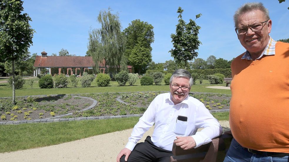 Pastor Roman Ott (links) und Friedhofsverwalter Gerhard Fellensiek auf dem Friedhof in Plaggenburg vor dem neuen Baumgräberfeld. Foto: Böning