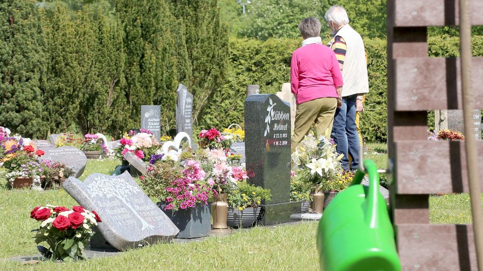 Die Rasengräber sind für Urnen und Särge vorgesehen. Die Gräber müssen nicht gepflegt werden, Hinterbliebene können sie aber zum Gedenken dekorieren. Foto: Böning