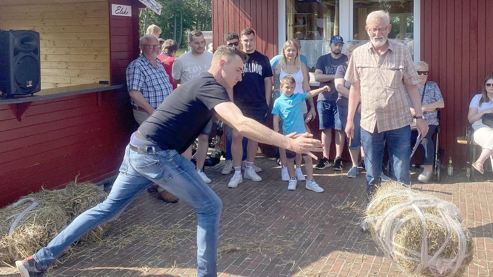 Um Kraft und Technik ging es beim Strohballenweitwurf. Foto: Buntjer