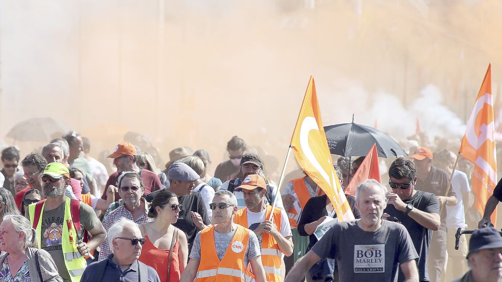 Mit einer möglicherweise letzten Welle landesweiter Proteste und vereinzelter Streiks am Dienstag versuchen die französischen Gewerkschaften, den Widerstand gegen das höhere Renteneintrittsalter von Präsident Macron neu zu entfachen. Foto: dpa/AP/Bob Edme