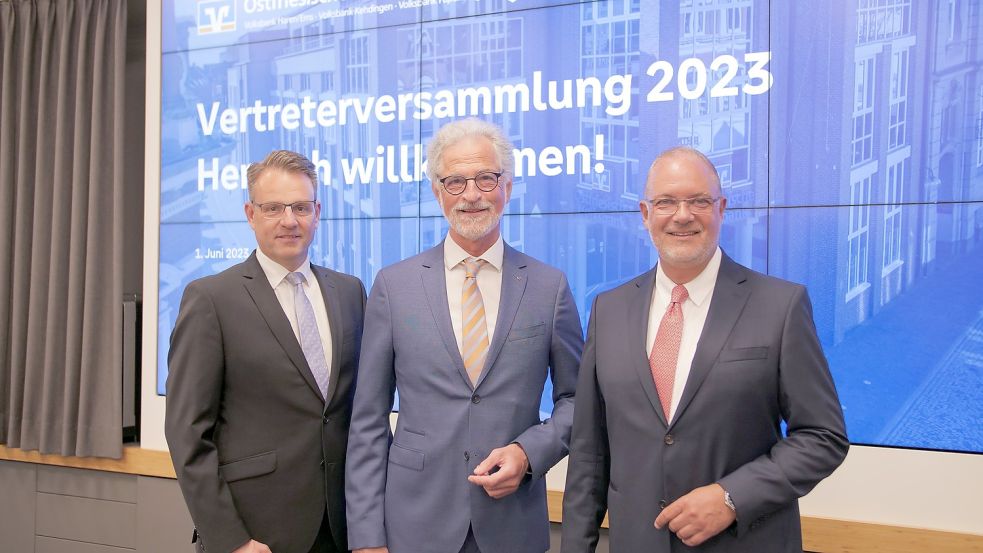 Zeigten sich sehr zufrieden mit der Entwicklung der Ostfriesischen Volksbank (von links): Georg Alder (Vorstandsmitglied), Folkmar Ukena (Aufsichtsratsvorsitzender) und Holger Franz (Vorstandsvorsitzender). Foto: OVB