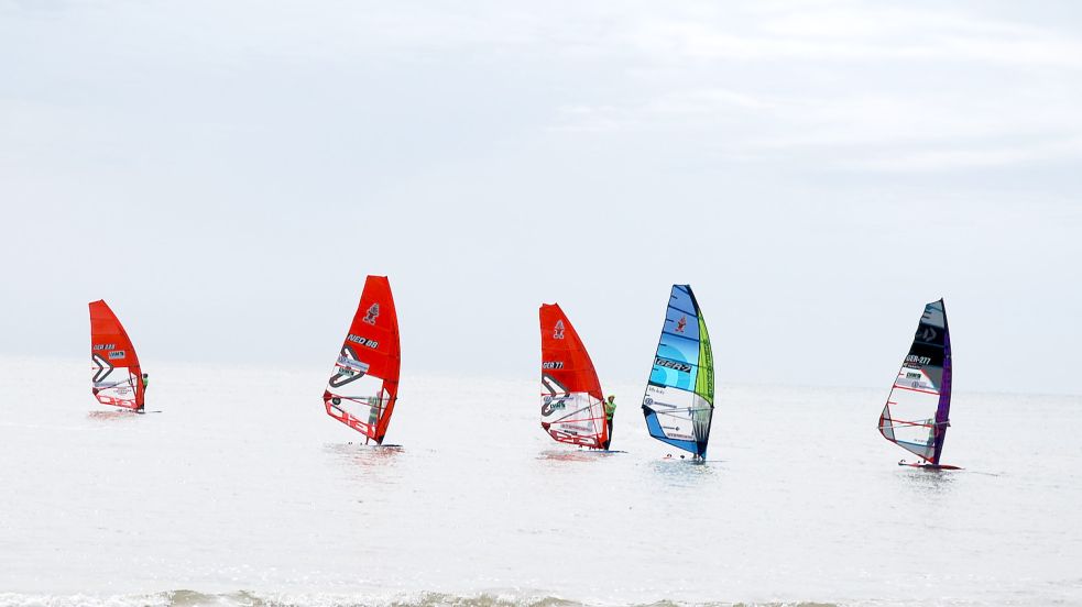 Beim Windsurf-Cup im vergangenen Jahr auf Borkum hatten die Teilnehmer mit etlichen Wetterkapriolen zu kämpfen. Foto: Ferber