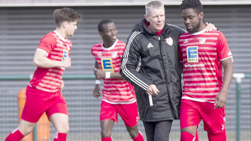 Uwe Groothuis coachte die Herren der SpVg Aurich noch zum Ligaverbleib in der Bezirksliga. Dabei war die Verständigung im Team nicht die einfachste. Foto: Doden, Emden