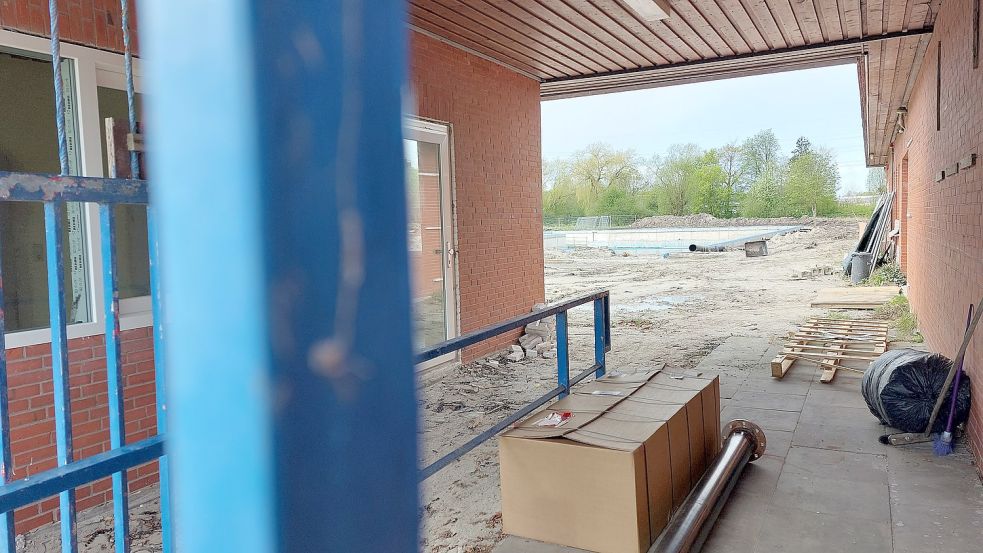 Ein Blick durch den Eingangstunnel: Noch kann man sich nicht vorstellen, dass hier bald wieder Schwimmerinnen und Schwimmer ein- und ausgehen. Das Foto ist Ende April entstanden. Foto: Hanssen/Archiv