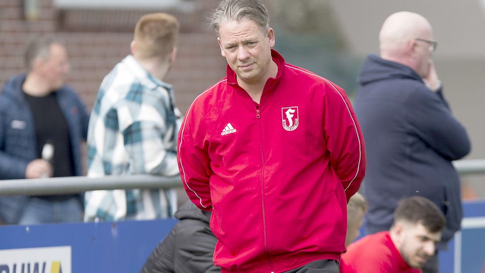 Tido Lienemann trainiert Loga auch in der kommenden Saison. Der Trainer führt derzeit intensiv Spieler-Gespräche. Foto: Doden/Emden