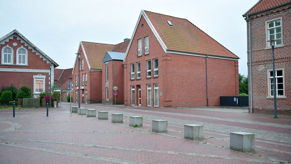 Wird künftig voraussichtlich bis zu sieben Rathausmitarbeitern Platz bieten: die ehemalige OLB-Filiale neben dem Rathaus in Pewsum. Foto: Wagenaar/Archiv